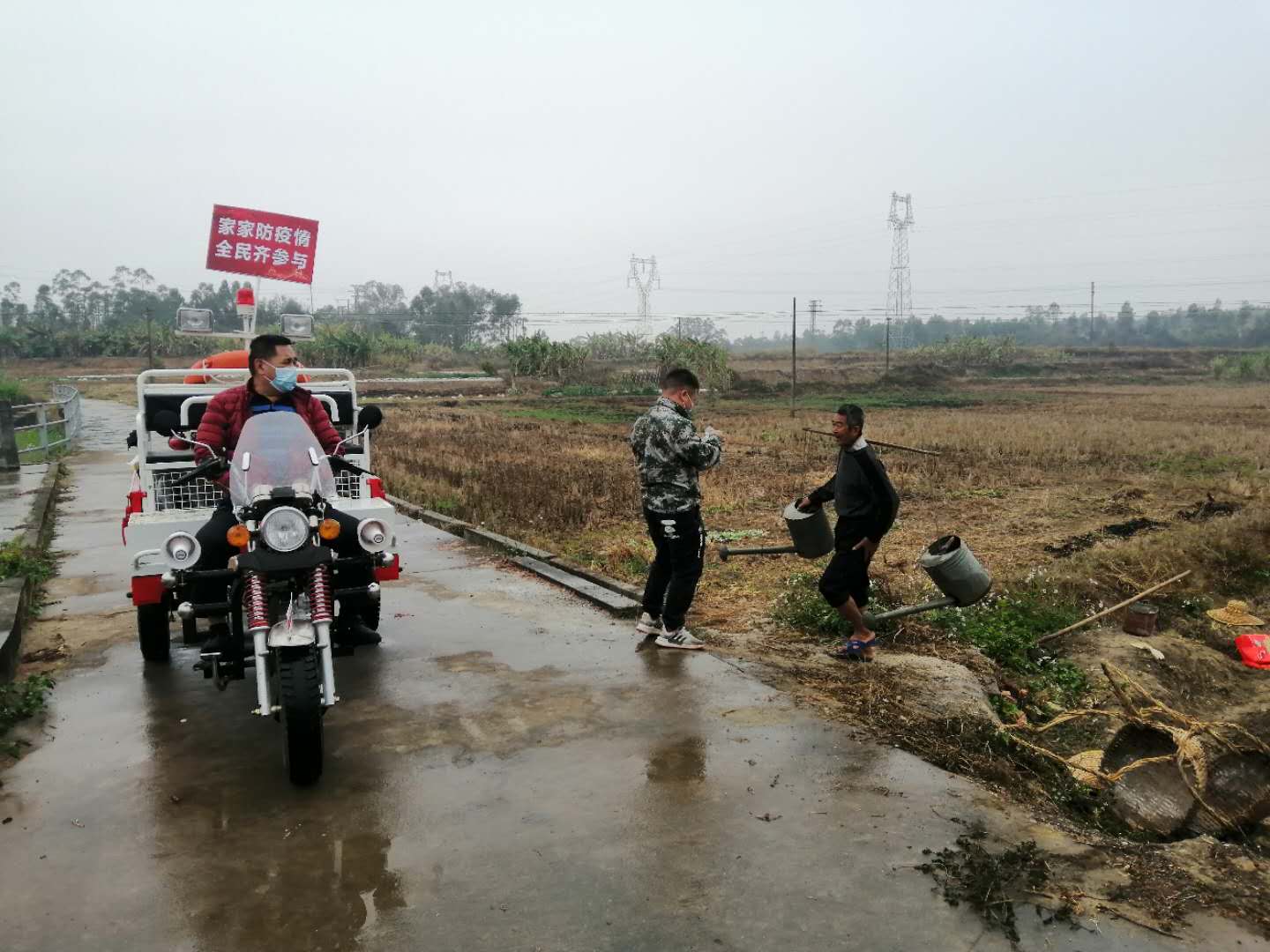 關(guān)寧賜同志駕駛著宣傳車(chē)在村中、田頭宣傳防控防護(hù)知識(shí).jpg