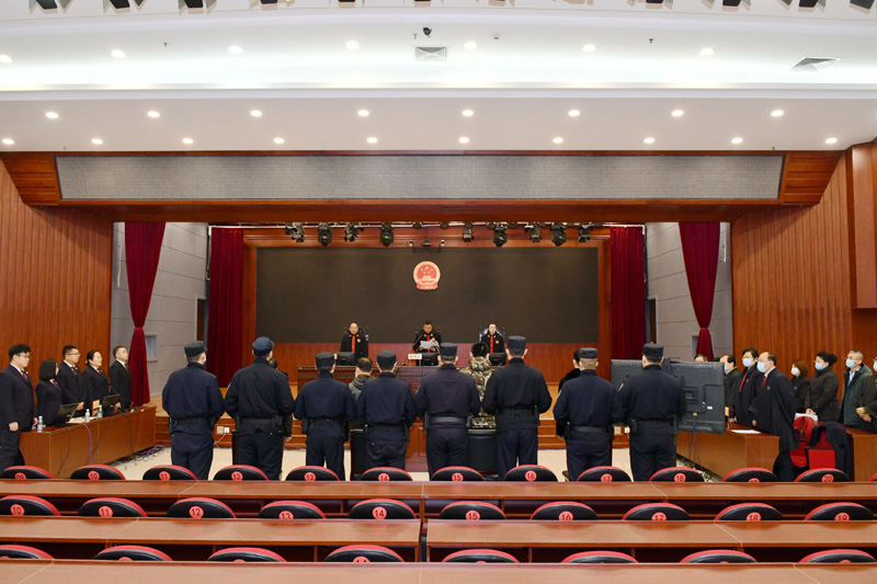 　　2020年11月20日，黑龍江省22家法院對38件黑惡勢力和“保護傘”案件集中宣判，涉案的227名被告人被判處刑罰，最高被判處無期徒刑。這是在黑龍江省牡丹江市中級人民法院拍攝的宣判現(xiàn)場。新華社發(fā)