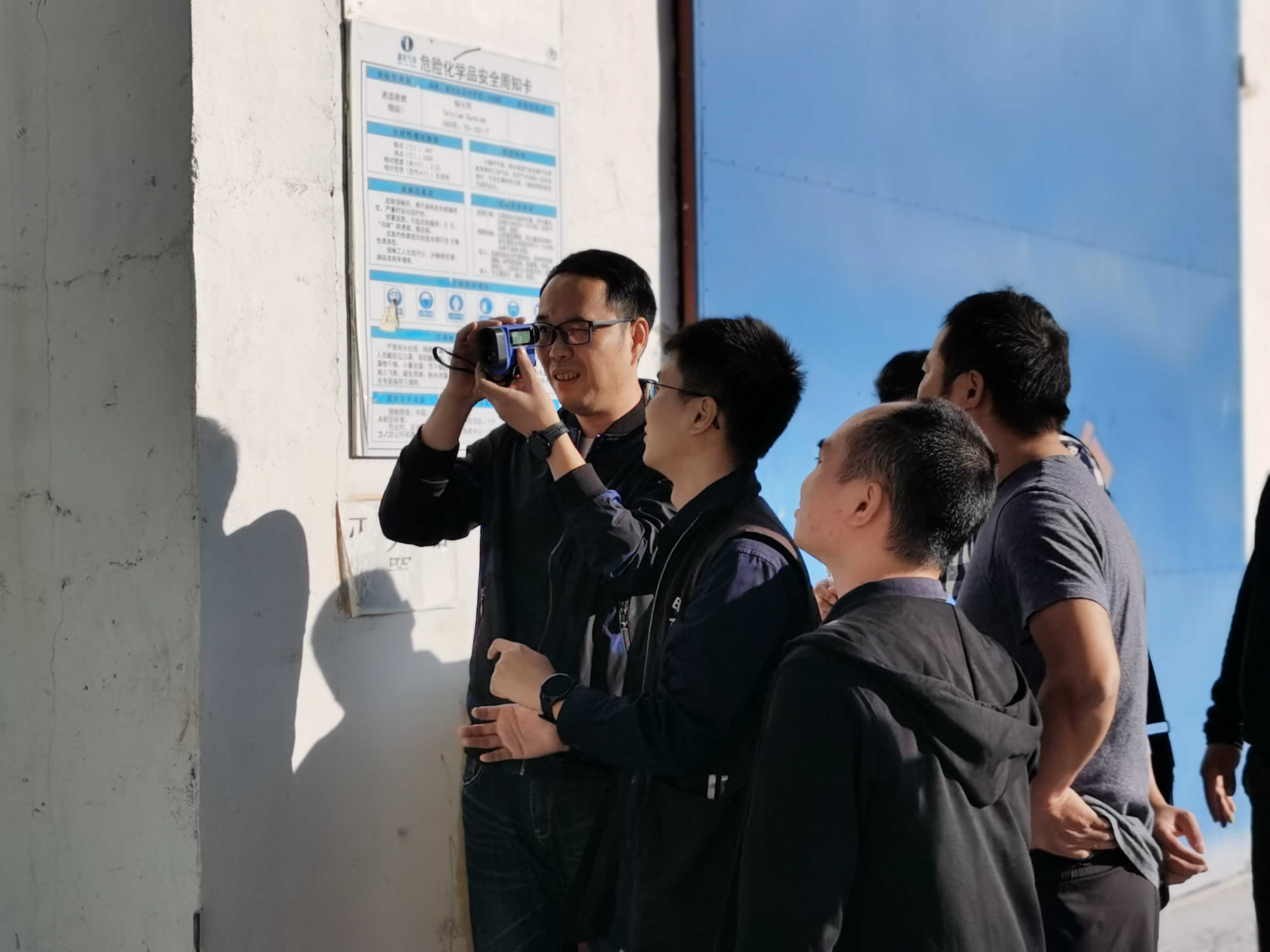 開展危化品企業(yè)安全生產(chǎn)專項檢查，測量危化品存放安全距離.jpg