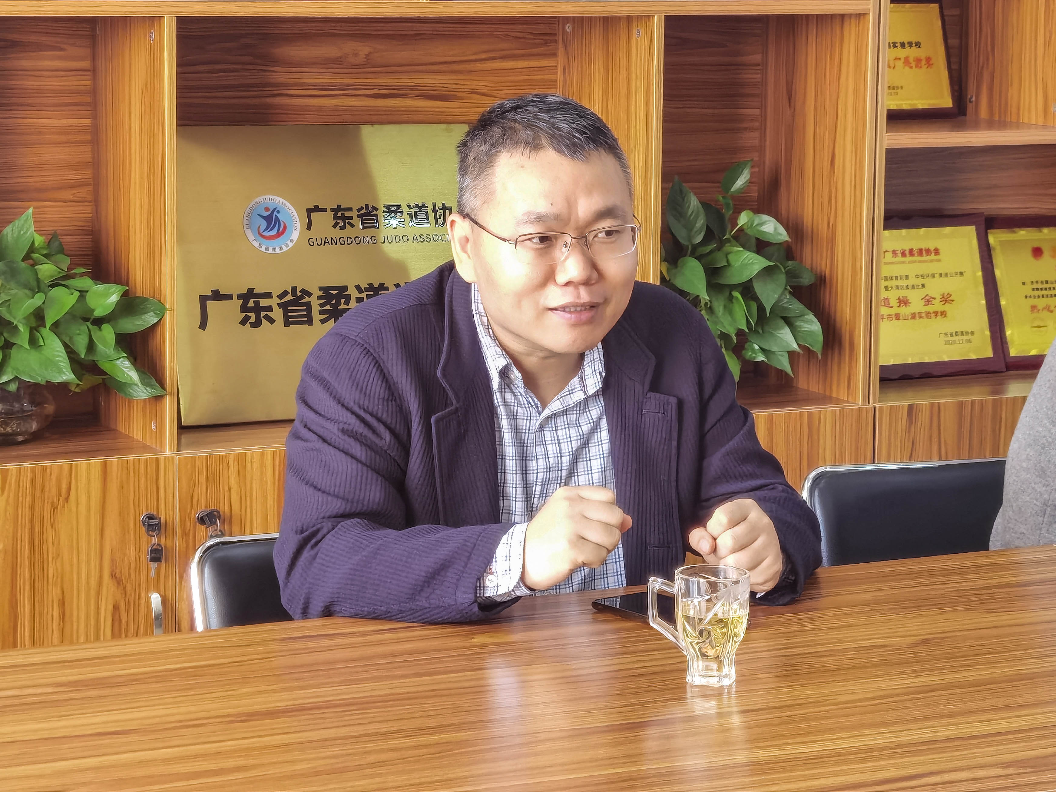 7.在聽取匯報后，賈匯亮教授對學(xué)校開展教師信息技術(shù)應(yīng)用能力提升校本研修工作提出指導(dǎo)意見和具體要求.jpg