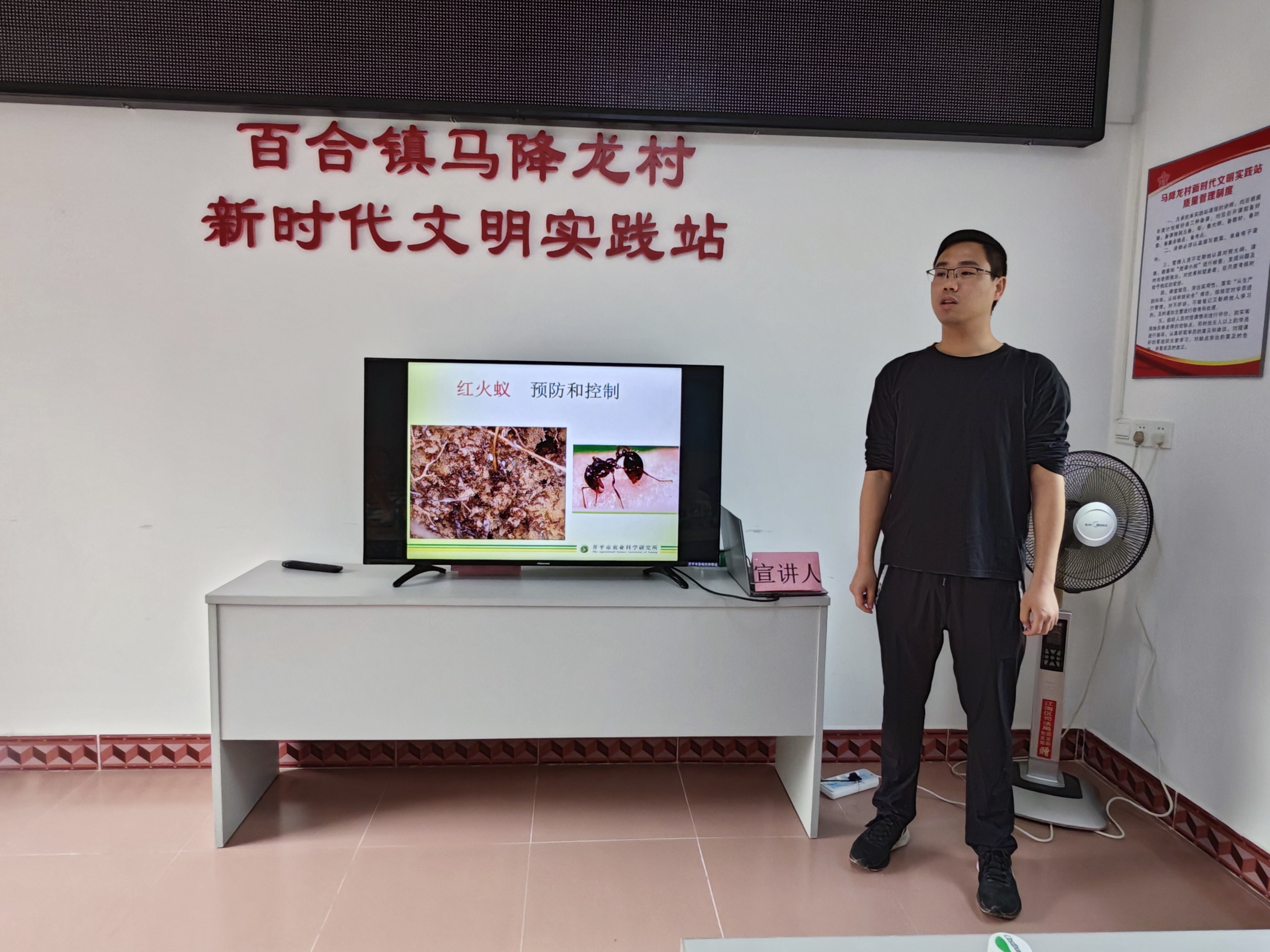 （圖片資料）Ⅱ-2-2)-②2022年11月22日開平市農(nóng)業(yè)農(nóng)村局在百合鎮(zhèn)馬降龍村開展學(xué)習(xí)農(nóng)業(yè)技術(shù)宣傳 共展振興夢(mèng)想“聽黨話、感黨恩、跟黨走”主體教育活動(dòng)（2）.jpg