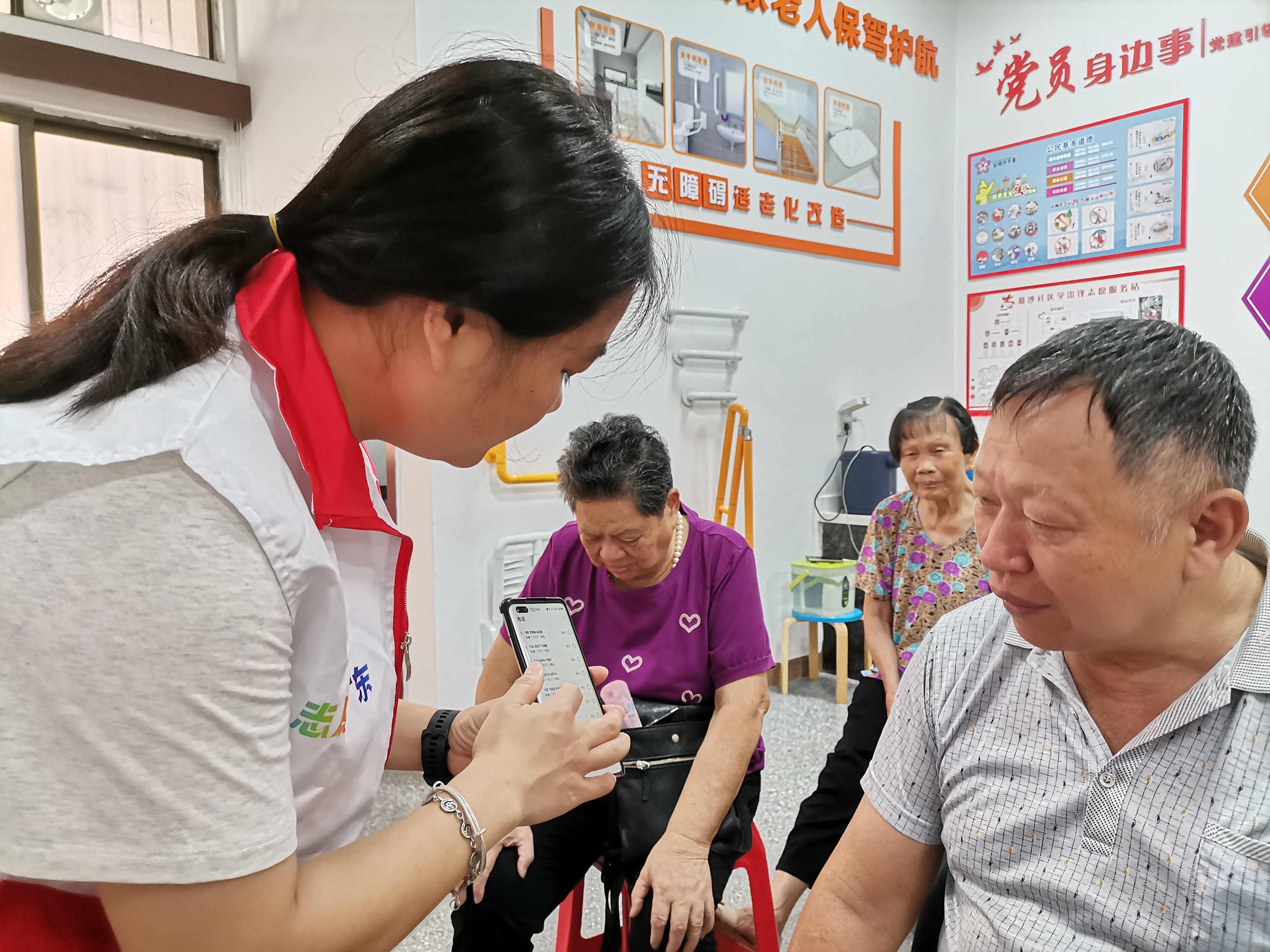 社工指導幕沙社區(qū)老年人智能手機培訓小組活動現場.jpg