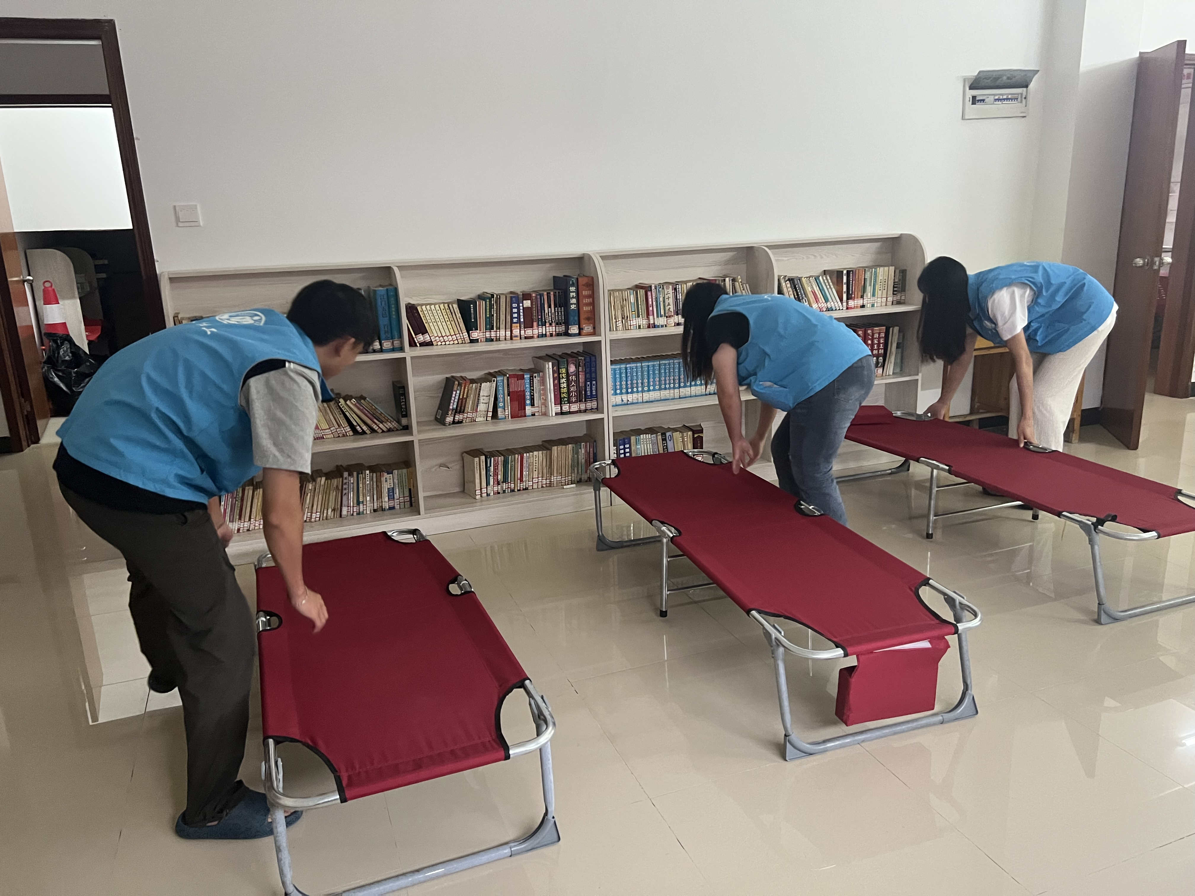 圖4：赤坎鎮(zhèn)“雙百”社工提前布置安置點，做好安全轉(zhuǎn)移準備_副本.jpg