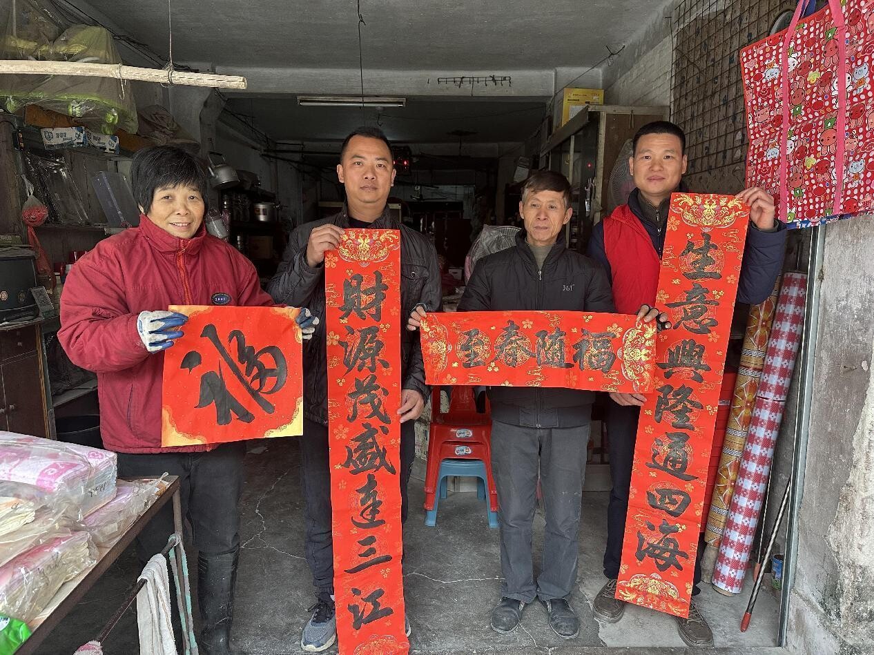 1月 百合鎮(zhèn)開(kāi)展“潑墨迎春，情暖軍心”新春送春聯(lián)活動(dòng).docx_3