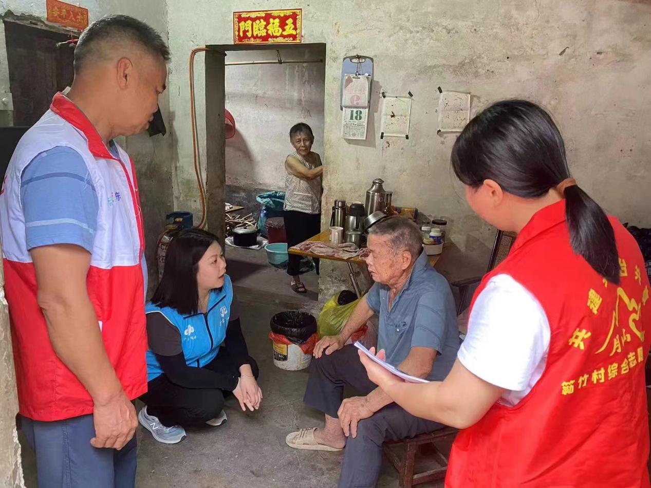 “雙百”社工聯(lián)動村委和志愿者入戶為困難對象傳遞天氣和避險信息，叮囑提前做好防范措施.jpg