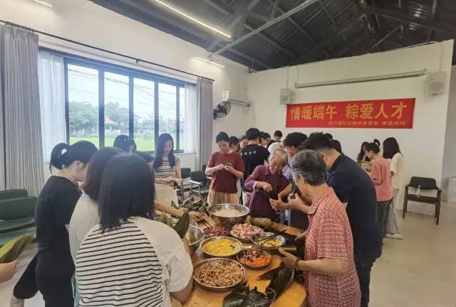 外地青年體驗塘口的傳統(tǒng)文化。