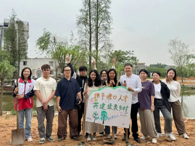 塘口青年種下“人才林”。