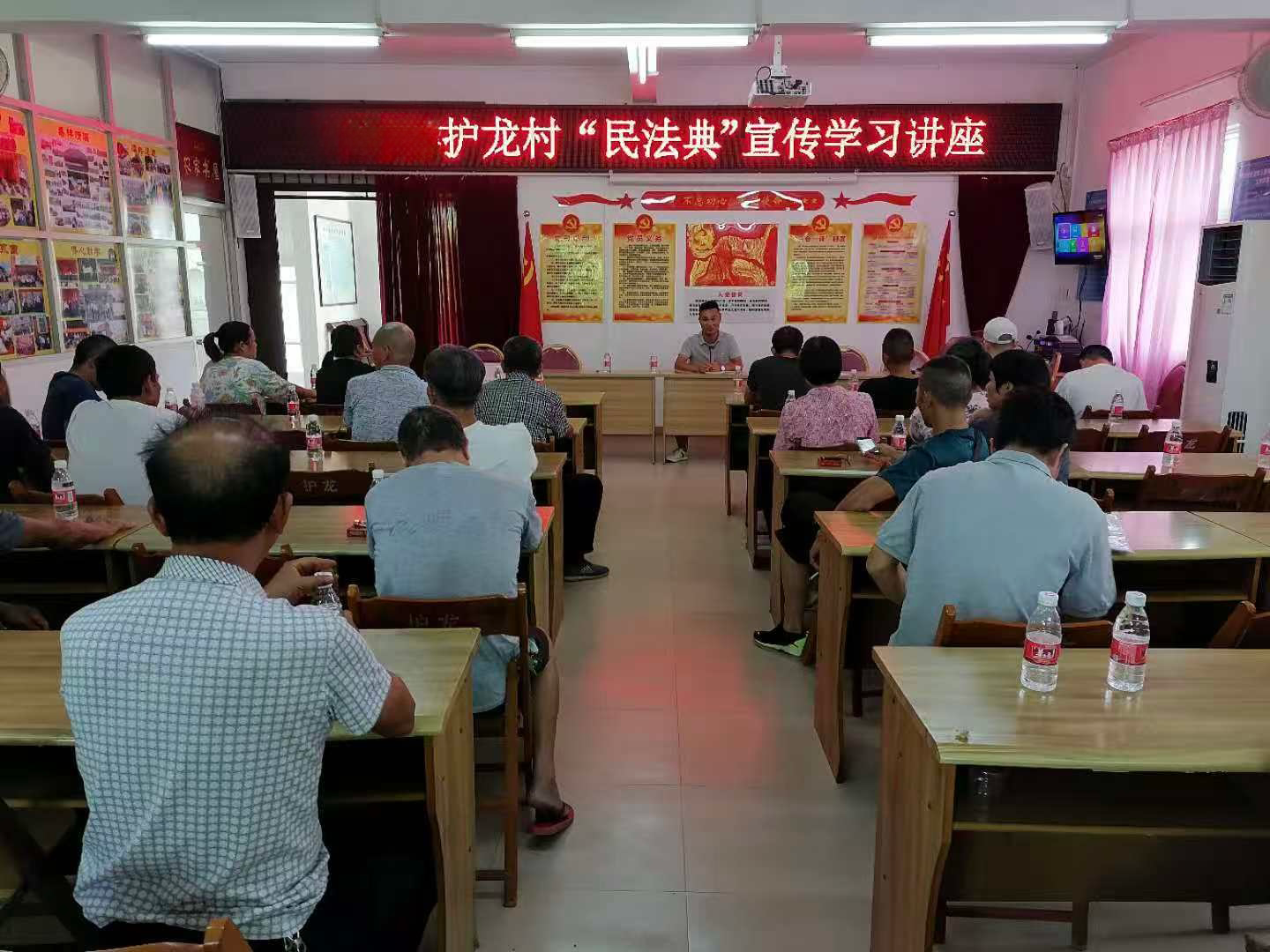 2.鄧仗仙組織村民開展普法講座.png