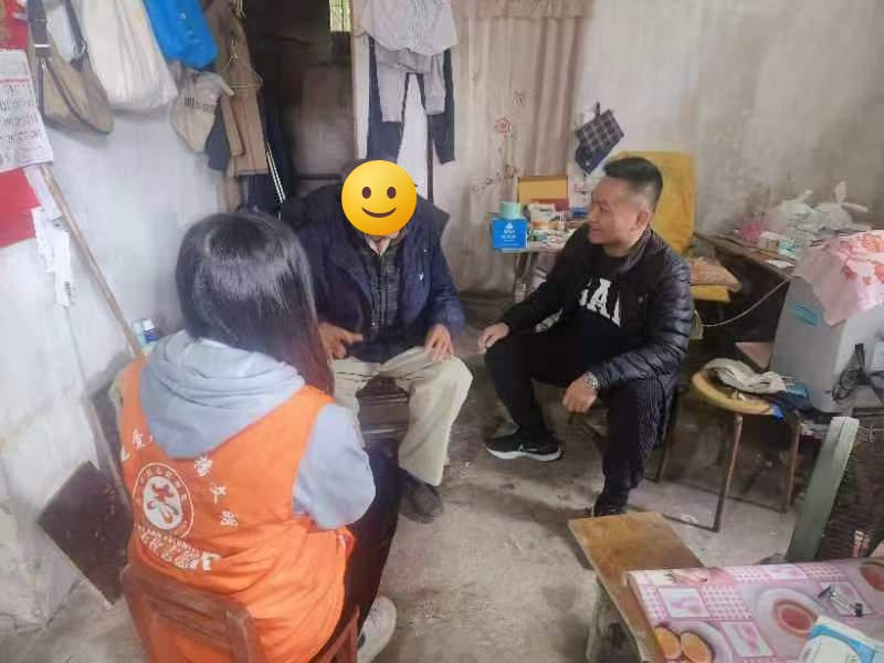 4.鄧仗仙走訪看望村中老人并提供幫扶.jpg
