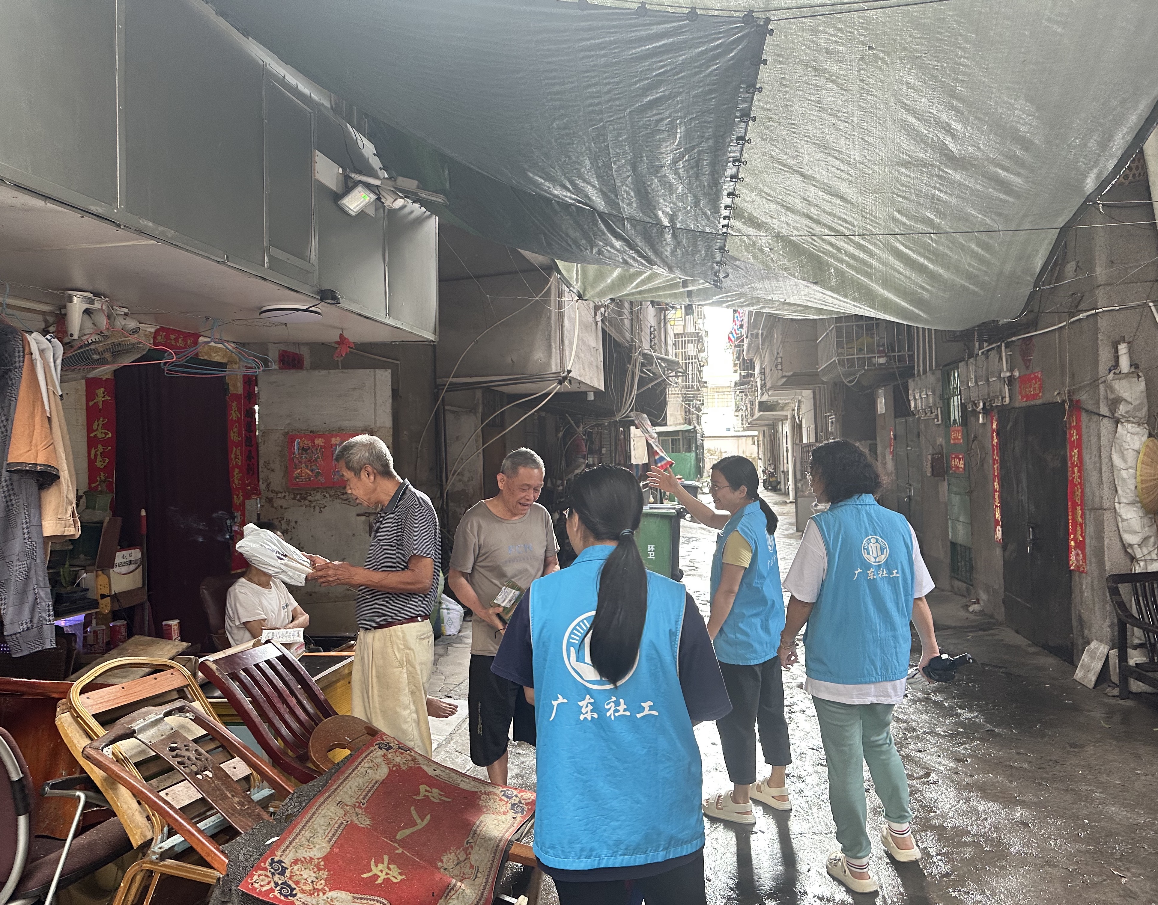 圖二：“雙百”社工走進(jìn)村居規(guī)勸老年人做好防風(fēng)措施，主動避險.jpg