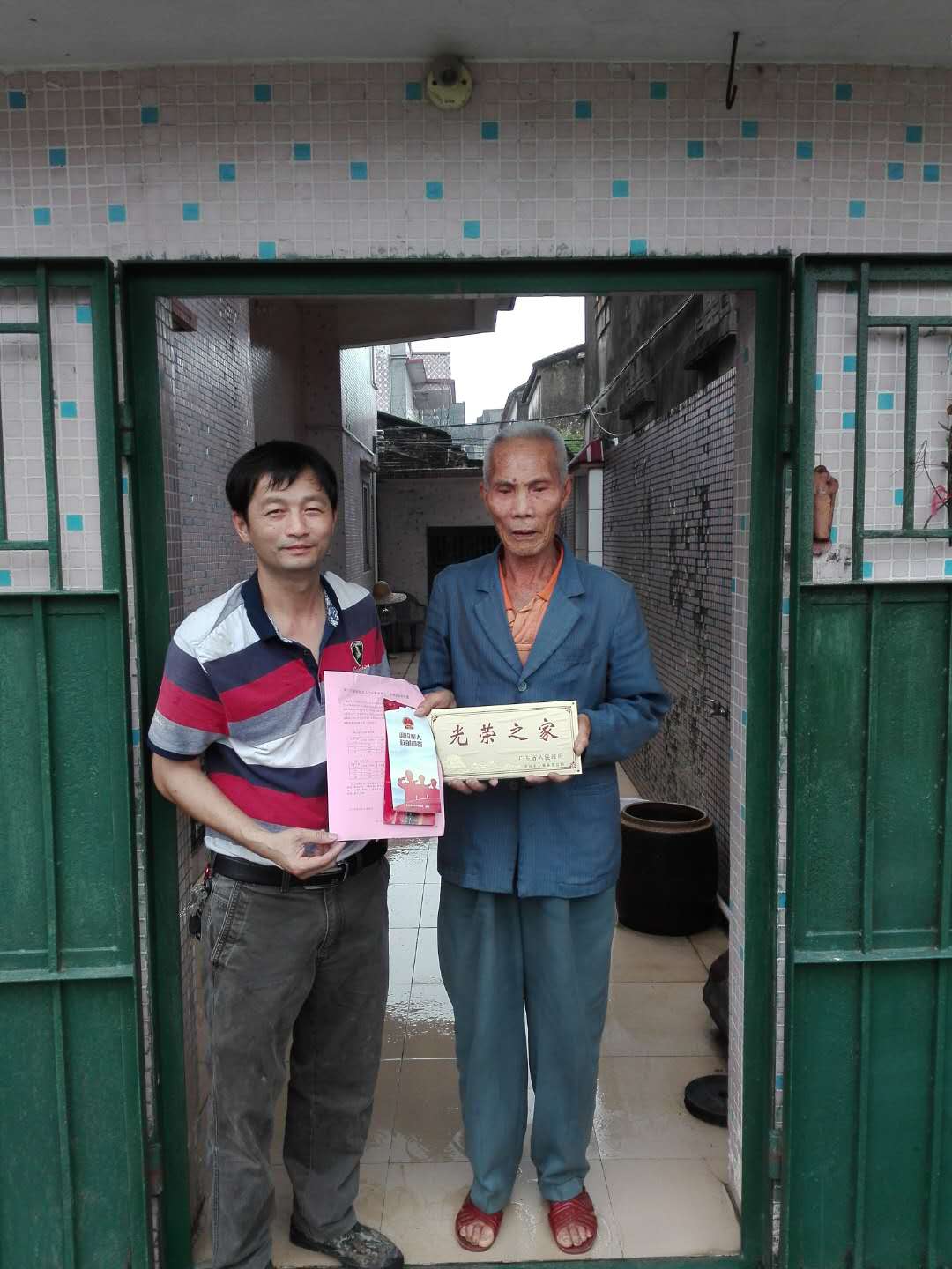 村(社區(qū))干部向退役軍人家庭發(fā)放和懸掛牌匾.jpg