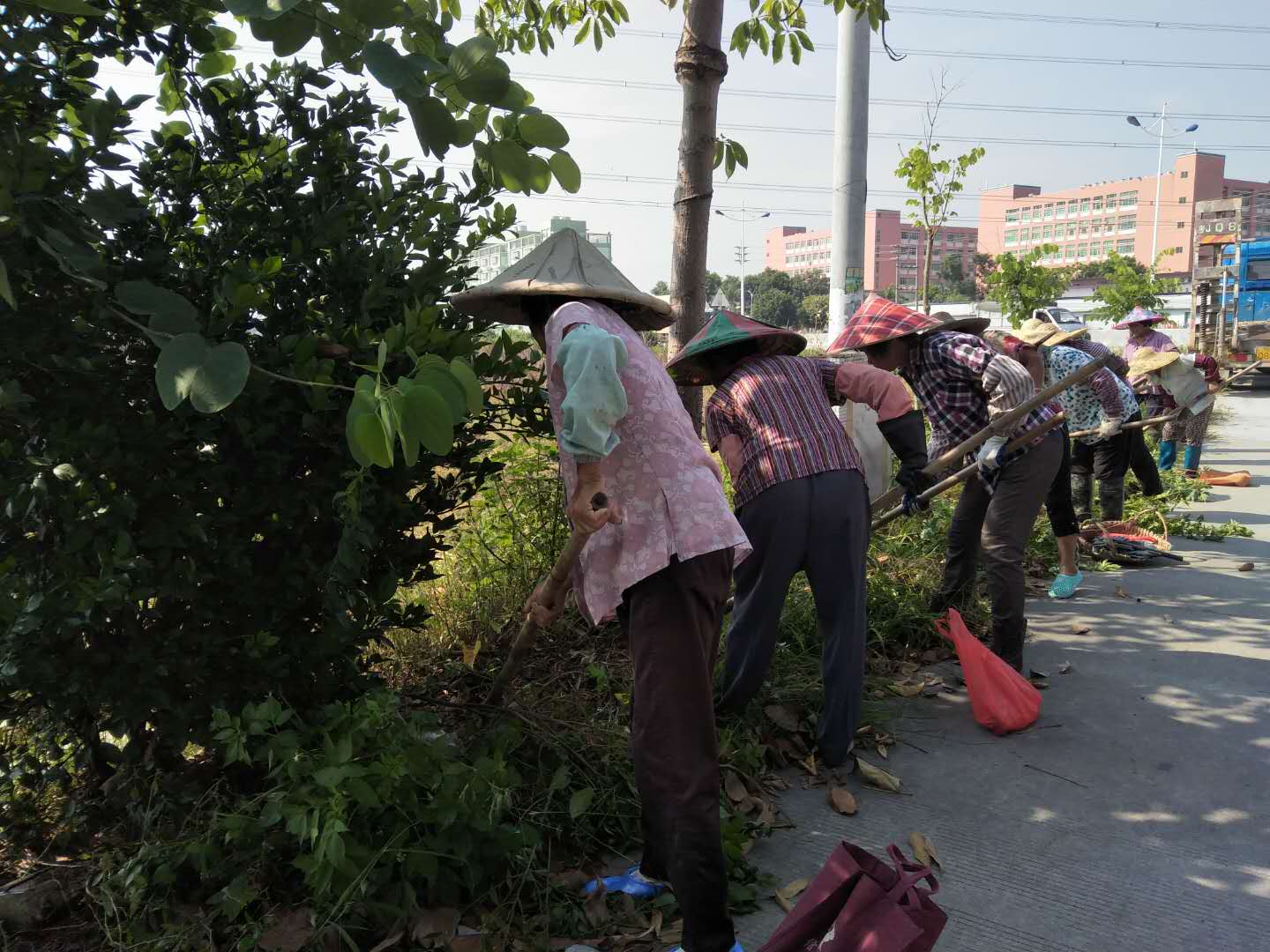 平岡村委會組織村長村委清理村道雜草，鉤機(jī)鏟除沿途障礙物.jpg