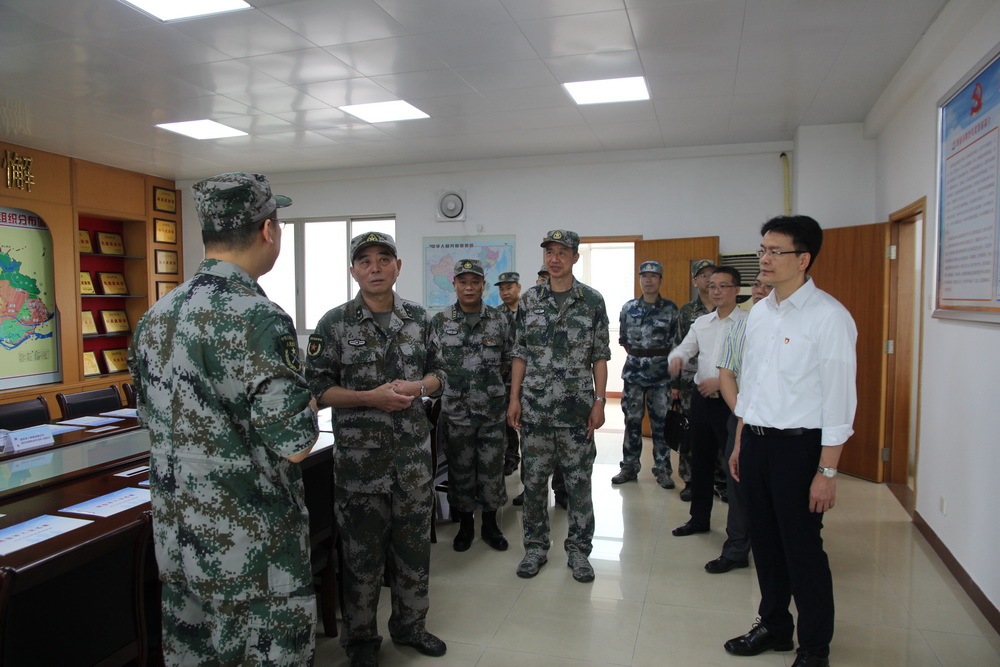 2018年05月08日，省軍區(qū)副政委梁躍嘉少將到長沙街道調(diào)研武裝工作.jpg