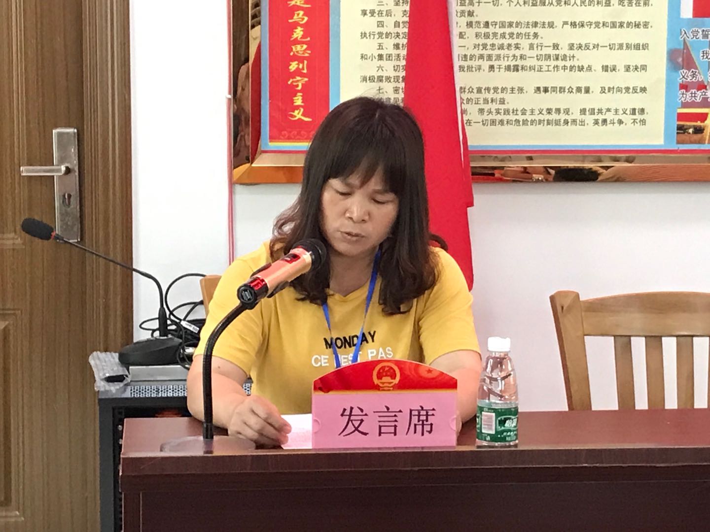 關(guān)鳳嬌代表述職.jpg 關(guān)鳳嬌代表述職.jpg